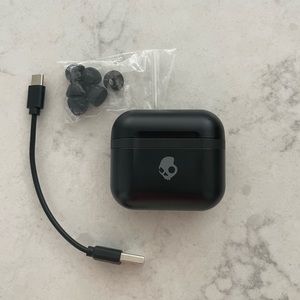 NEVER USED skullcandy airpods